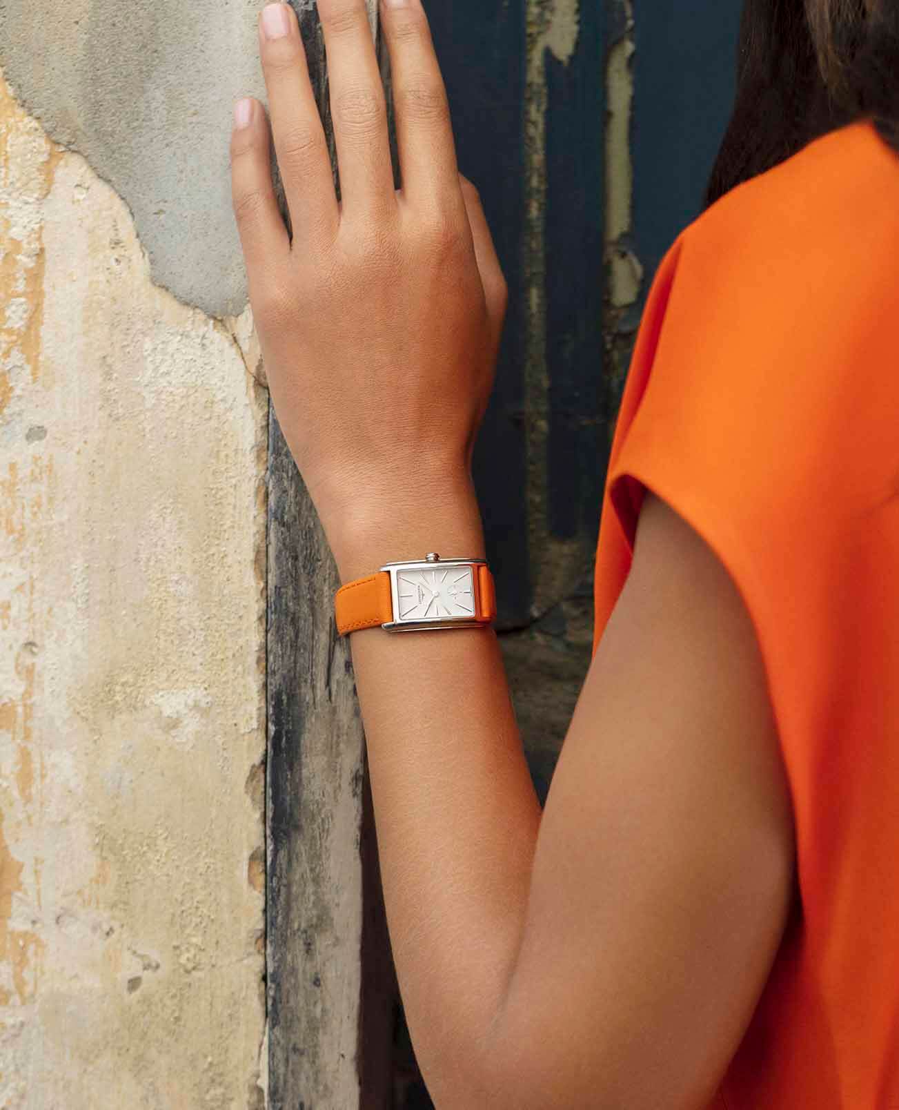 Longines L55124118 женские часы застежка крупным планом